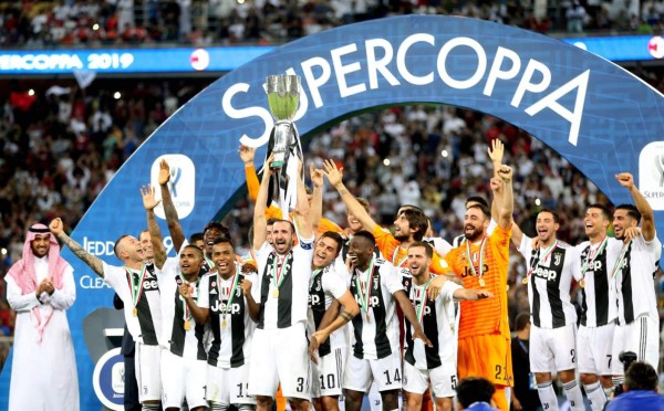 Los jugadores de la Juventus celebran la Supercopa italiana luego de vencer al Milan en la final. Foto EFE
