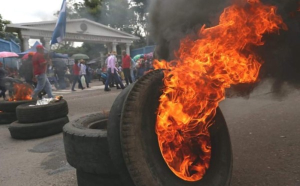 Continúan tomas de carretera en Honduras; Gobierno llama al diálogo