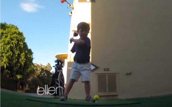 El increíble niño que juega golf con un sólo brazo