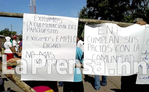 Desalojan a pobladores en toma de carretera a Puerto de Castilla