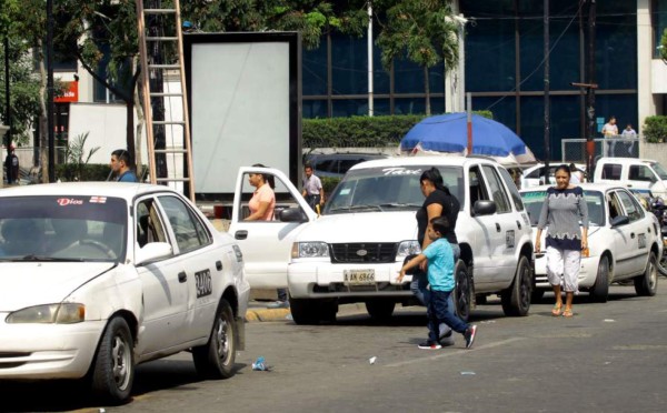 Taxistas afirman que 'siguen en la lucha' y no le subirán al pasaje