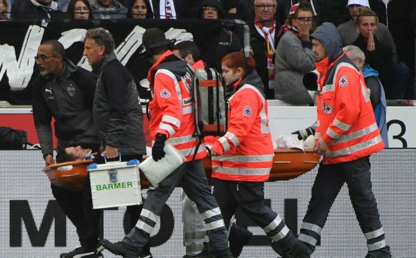 Médico le salva la vida a futbolista en pleno partido