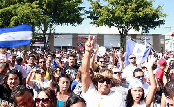 Hondureños recaudan firmas en carnaval Calle 8 para ampliar TPS