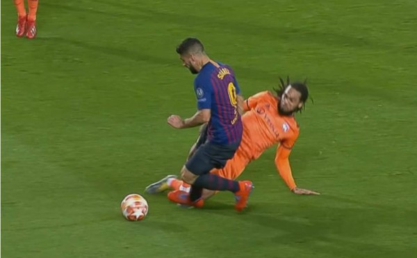 Luis Suárez dio un pisotón al defensa del Lyon, Jason Denayer, y el árbitro pitó penal a favor del Barcelona.