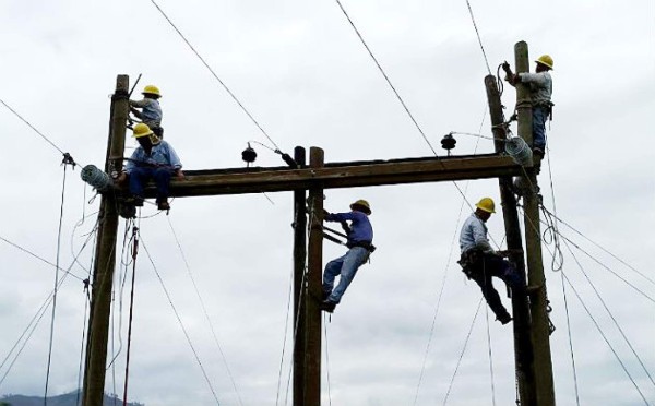 Tormentas causan daños en tendido eléctrico de Santa Bárbara