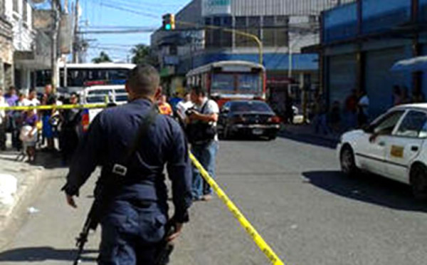 Desde vehículo lanzan cadáver en la capital de Honduras