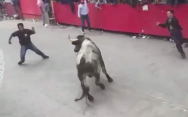 Toro embiste a un joven en la feria de Huamantla, México  