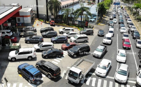 Transportistas de carga del norte en paro; abarrotan gasolineras por temor a escasez