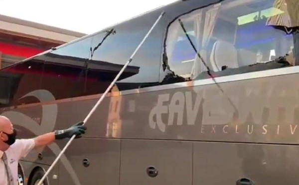 Video: Aficionados del Liverpool apedrean autobús del Real Madrid en Inglaterra