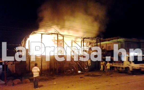 Incendio acaba con reconocida discoteca en el norte de Honduras