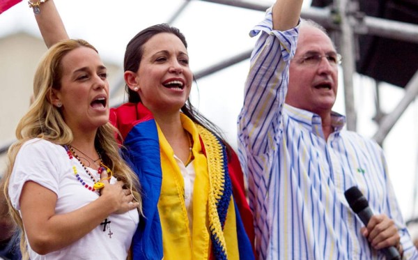 María Corina Machado desafía al chavismo y acude al Parlamento