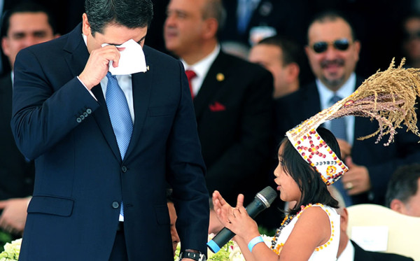 Niña de Lempira hace llorar al nuevo presidente de Honduras