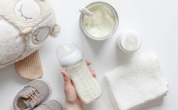 Bebé vomita gusano, su madre demanda fabricante de leche en polvo