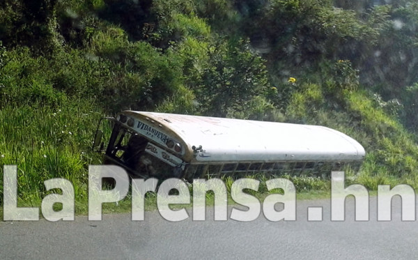 Policía hondureño queda a punto de morir tras accidente