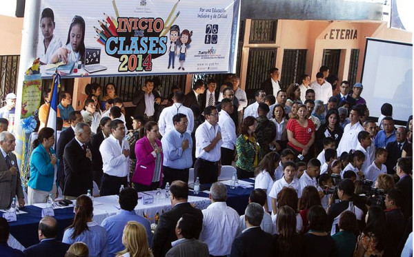 Honduras: Presidente Hernández apuesta por mejorar la educación