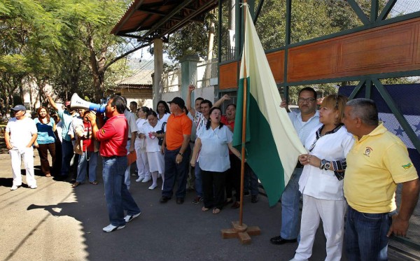 Protestan empleados del Hospital del Tórax en Tegucigalpa