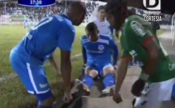 ¡Insólito! Futbolista es sacado en camilla gracias a otro jugadores en Honduras
