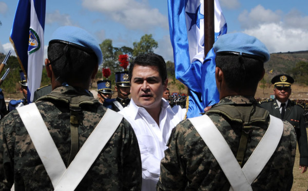 Presidente de Honduras asume como comandante de las FF AA