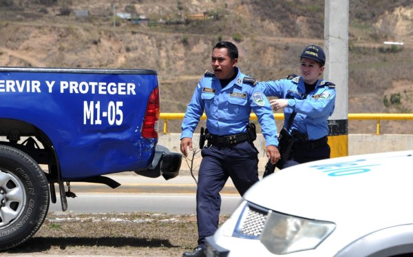 Una compañera trata de calmar al policía Andrés Sánchez.