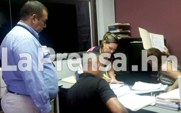 Fiscales continúan revisando la oficina de Ada Muñoz