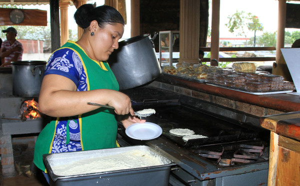 La atolera Yoselyn de Comayagua es conocida por su gastronomía y su gran variedad de talla en madera