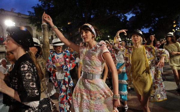 Las modelos que participaron en el primer desfile de la casa de modas Chanel en La Habana (Cuba), bailan en una conga. EFE