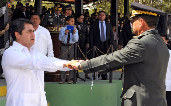 Presidente de Honduras asume como comandante de las FF AA