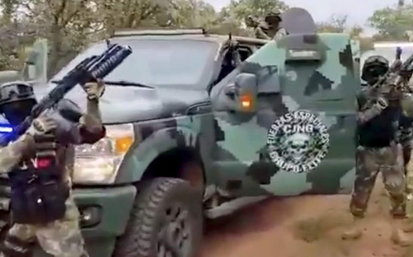 Comando armado del cártel de Jalisco exhibe en video arsenal y vehículos blindados
