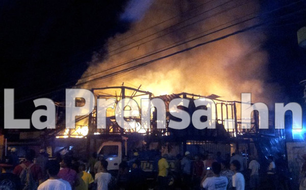 Incendio acaba con reconocida discoteca en el norte de Honduras