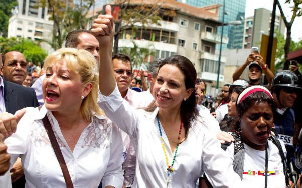 María Corina Machado desafía al chavismo y acude al Parlamento