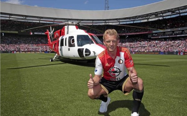 Dirk Kuyt llegó en helicóptero a su presentación en Feyenoord