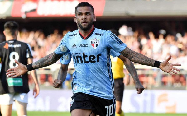 Dani Alves le dio el triunfo al Sao Paulo contra el Ceará. Foto AFP