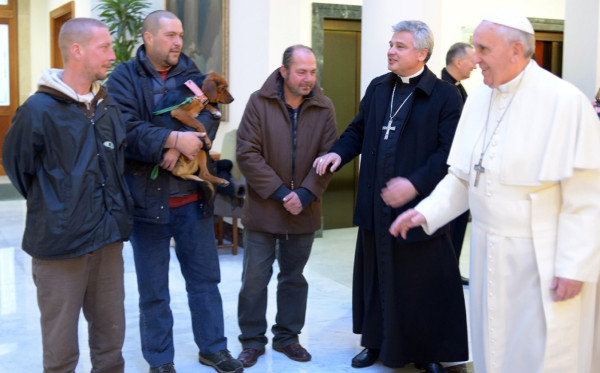Francisco celebra su cumpleaños 77 junto a mendigos en el Vaticano