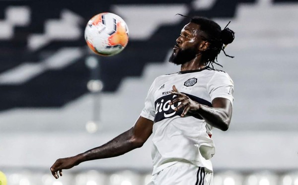 Se terminó la aventura de Emmanuel Adebayor en el Olimpia de Paraguay