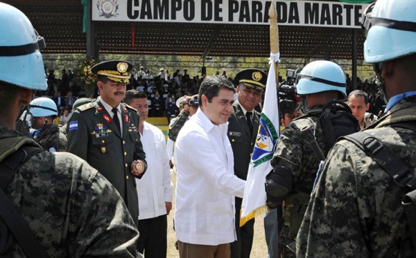 Presidente de Honduras asume como comandante de las FF AA