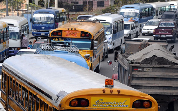 Paralizan el transporte público en la capital de Honduras