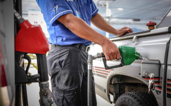 Fórmula de precios limita el ritmo de rebajas a gasolinas