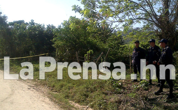 Asesinan a dos hombres en carretera a cementerio Amor Eterno