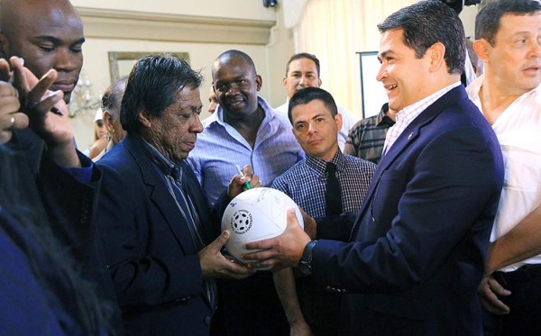 Presidente de Honduras inaugura programa 'Balón por la Paz'