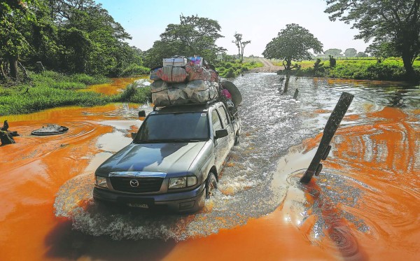 CRUZANDO RÍOS EN CARRO. En 4x4 se llega a Pueblo Nuevo, última estación para llegar a La Mosquitia. Fotos: Yoseph Amaya.