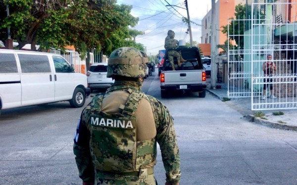 Militares mexicanos detienen a migrantes hondureños en Cancún