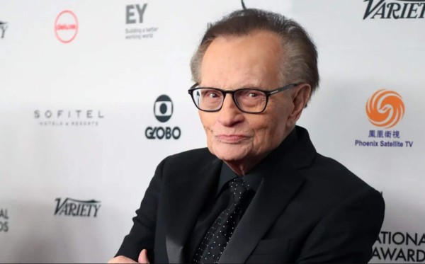 El presentador Larry King sale de terapia intensiva