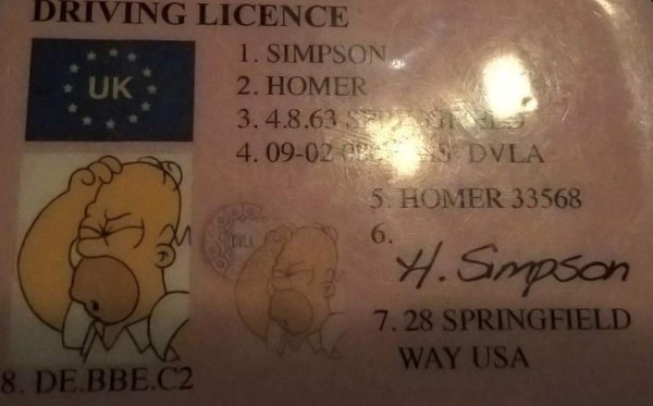 Detienen a un conductor con la licencia de Homero Simpson