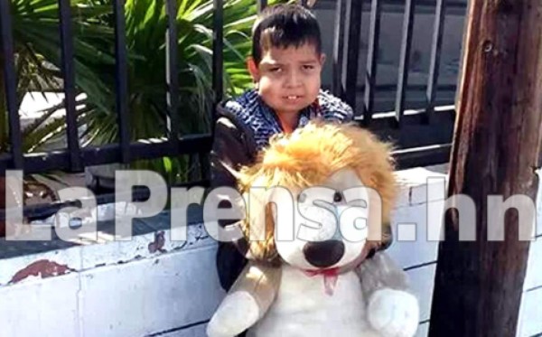 Niño hondureño con 'huesos de cristal' busca visa en EUA