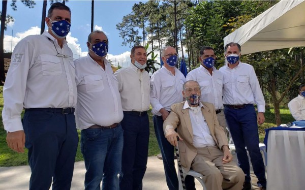 Fenafuth homenajea a Chelato Uclés poniendo su nombre a cancha de la Selección de Honduras en Siguatepeque