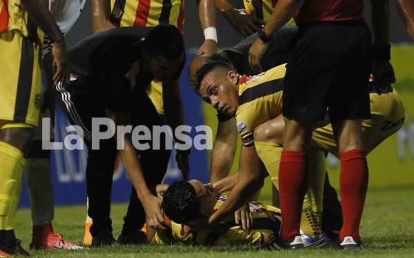 Allans Vargas, noqueado tras un duro golpe que le dio Kevin Hernández