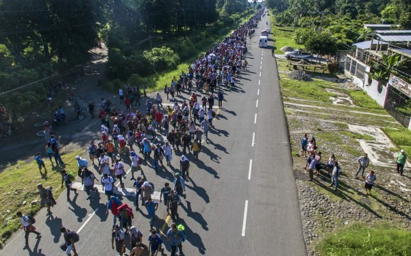 Caravana: Pese al miedo a ser deportación y a narcos, migrantes hondureños siguen camino por México