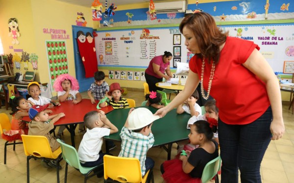 Preescolares visten como profesionales en festival