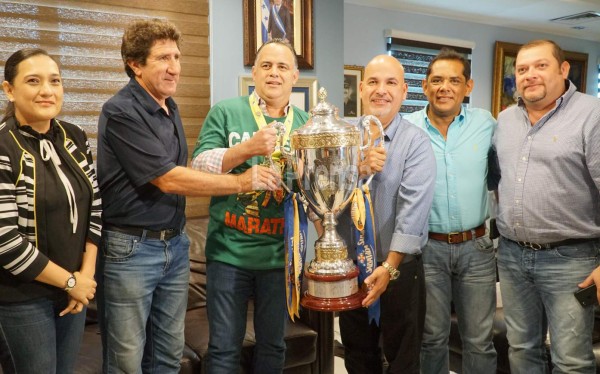 Marathón le llevó la copa de campeón al alcalde Armando Calidonio