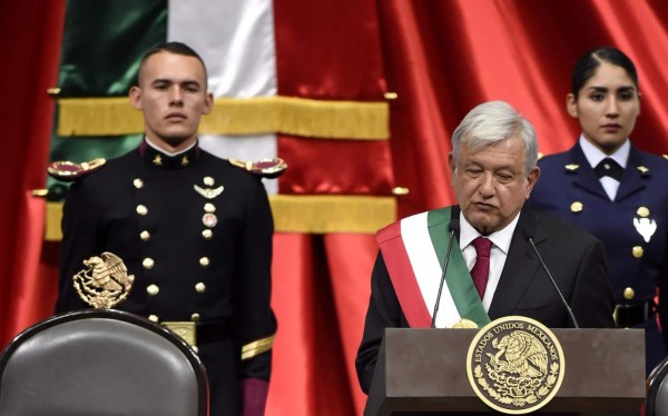 El guapo cadete que robó protagonismo al presidente de México